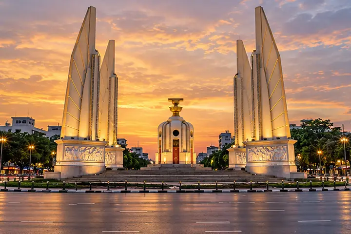 Democracy Monument · Abendansicht