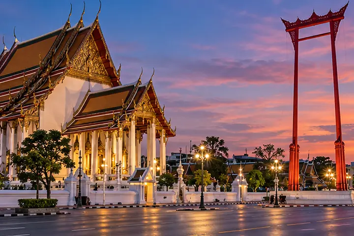 Wat Suthat & the Giant Swing · शाम का दृश्य
