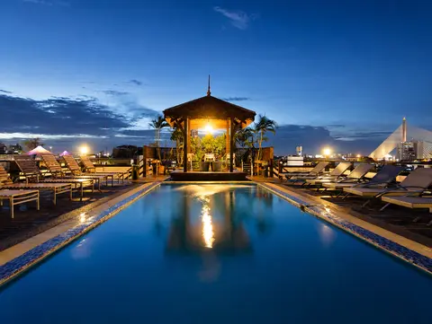 Khaosan Palace Hotel rooftop swimming pool