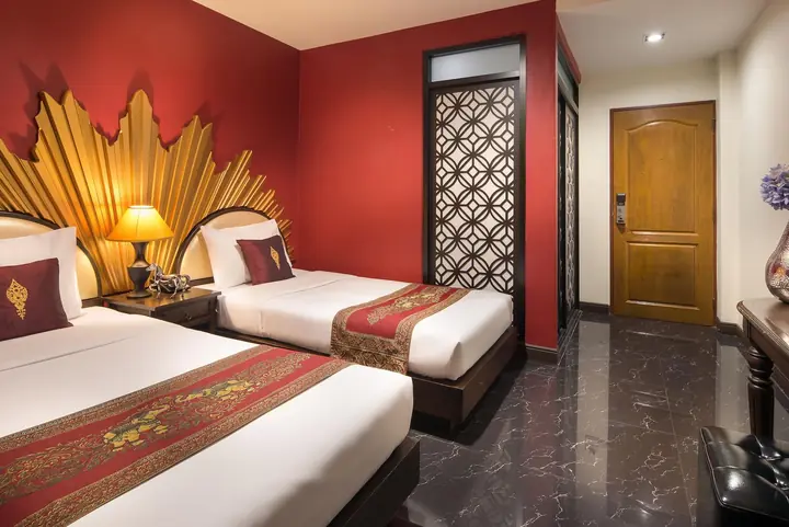 Scarlet Twin at Khaosan Palace Hotel